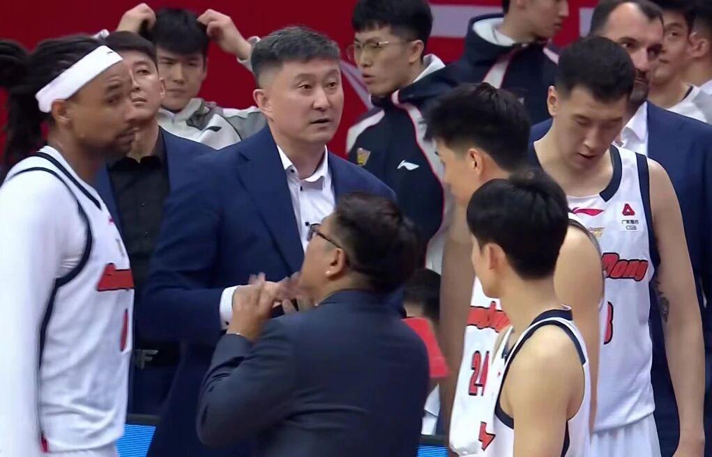 苹果下载-广东男篮创耻辱纪录，北京男篮一大问题明显，王少杰将重返北控！